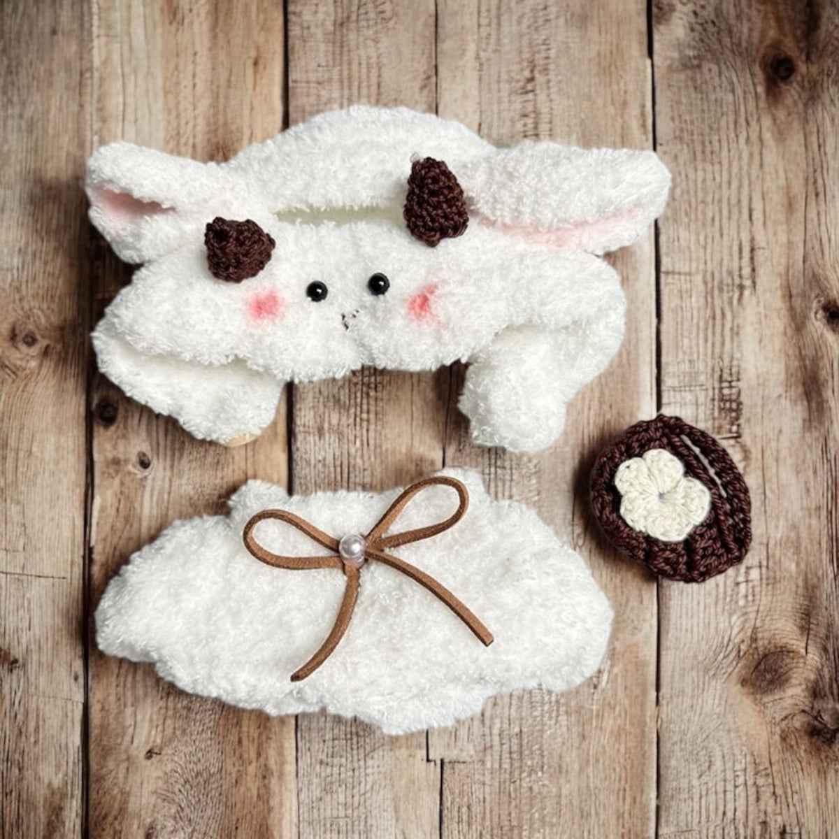 Transform your labubu figure into a playful little lamb with this handmand outfit. Perfect for versions 1-3, this cute sheep costume will ship worldwide in a jiffy. (Labubu figure not included), Cute Sheep costume style - Handmand Labubu Doll Outfit