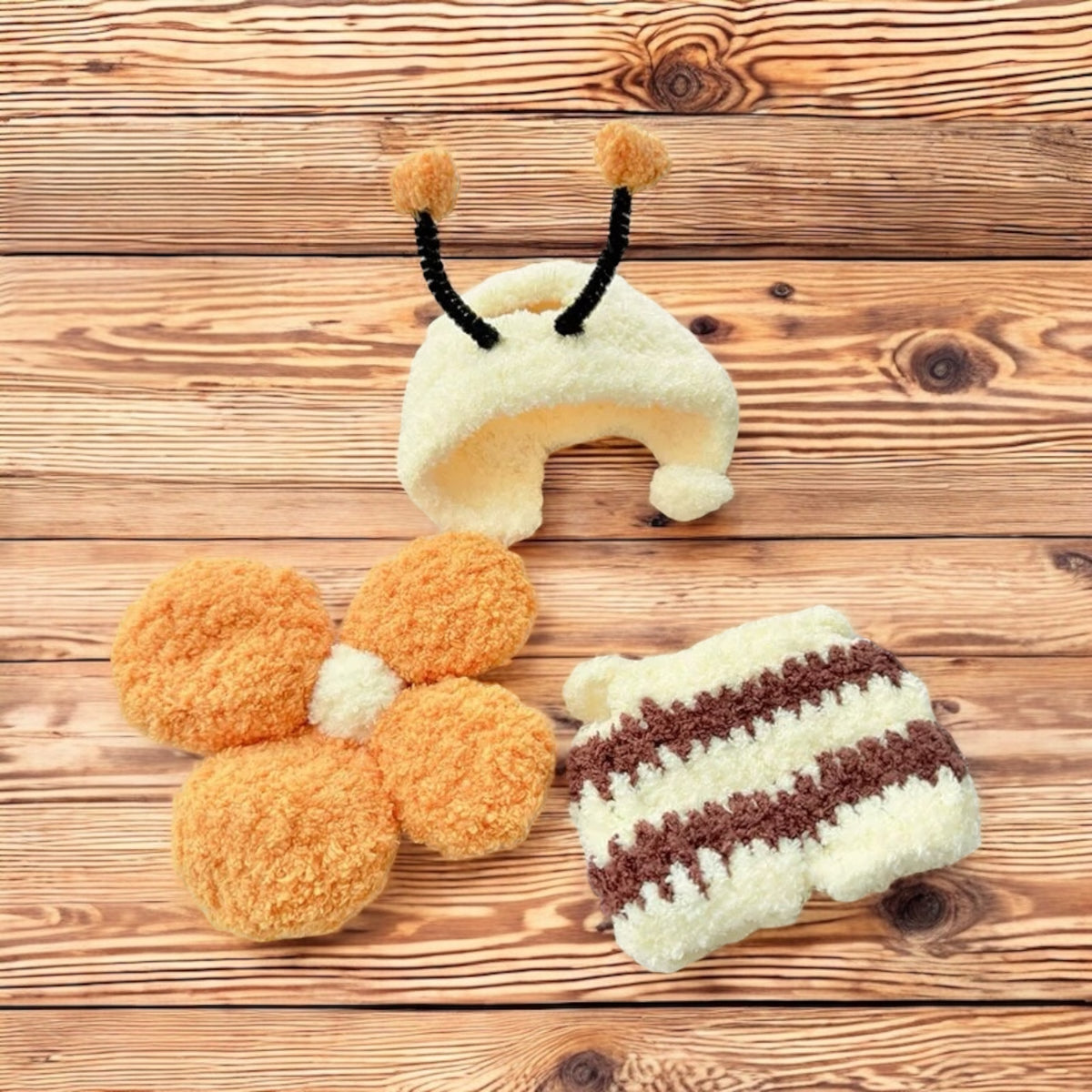 Transform your Labubu figure into a buzz-worthy bee with this cute and stylish yellow bee costume outfit. With a fast shipping option available worldwide, your Labubu version 1, 2, or 3 can be the best dressed bee in any collection. (Labubu figure not included) Yellow Bee costume style - Handmand Labubu Doll Outfit