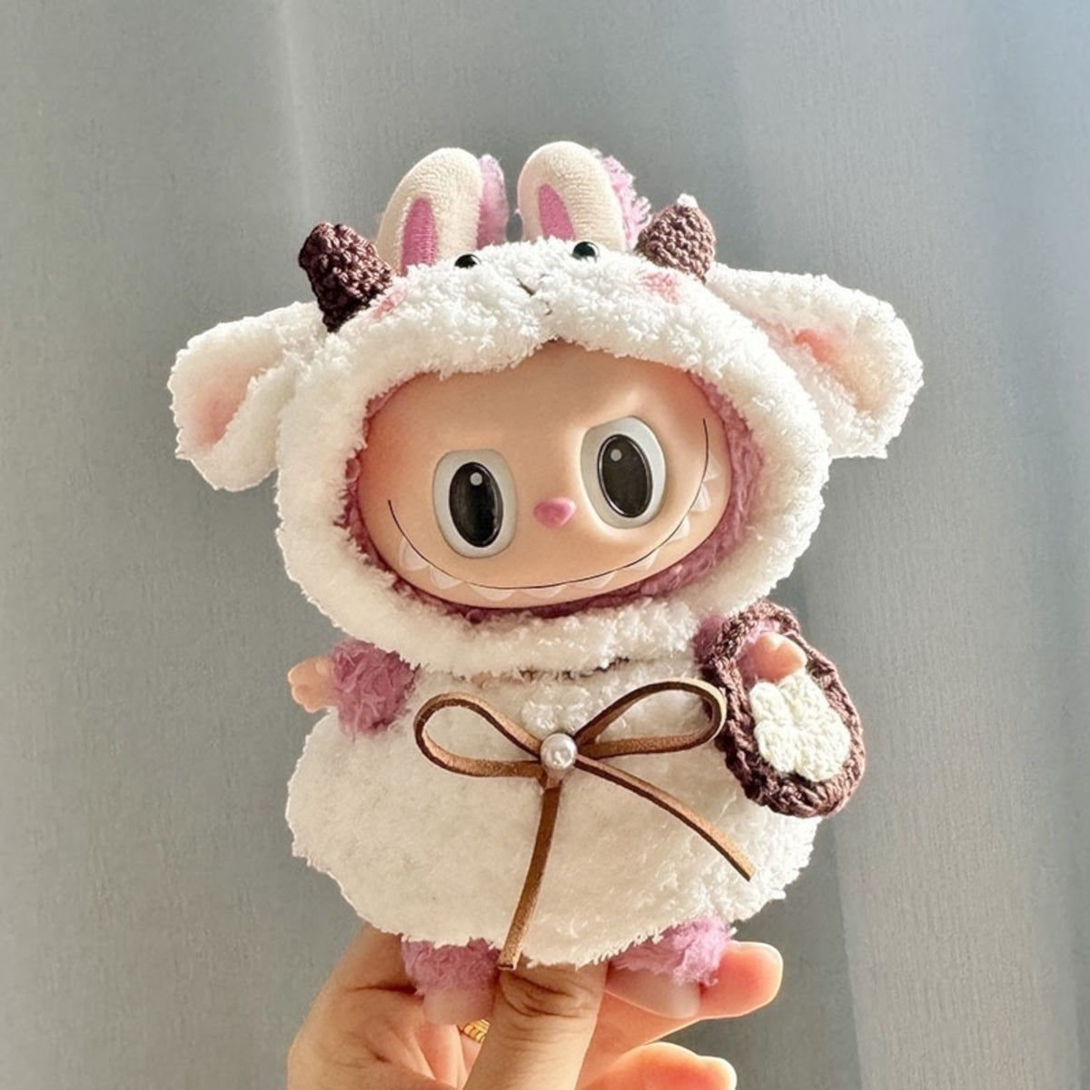 Transform your labubu figure into a playful little lamb with this handmand outfit. Perfect for versions 1-3, this cute sheep costume will ship worldwide in a jiffy. (Labubu figure not included)Cute Sheep costume style - Handmand Labubu Doll Outfit 