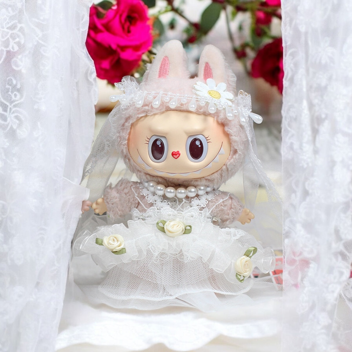 Take your Labubu doll on an adventure with this bride and groom hoodie outfit! Handmade for versions 1 to 3, it ships worldwide with fast delivery. (Labubu figure not included) Go bold, dare to dress up with Labubu! Labubu Outfit bride and groom Hoodie Style - Handmand Doll Outfit